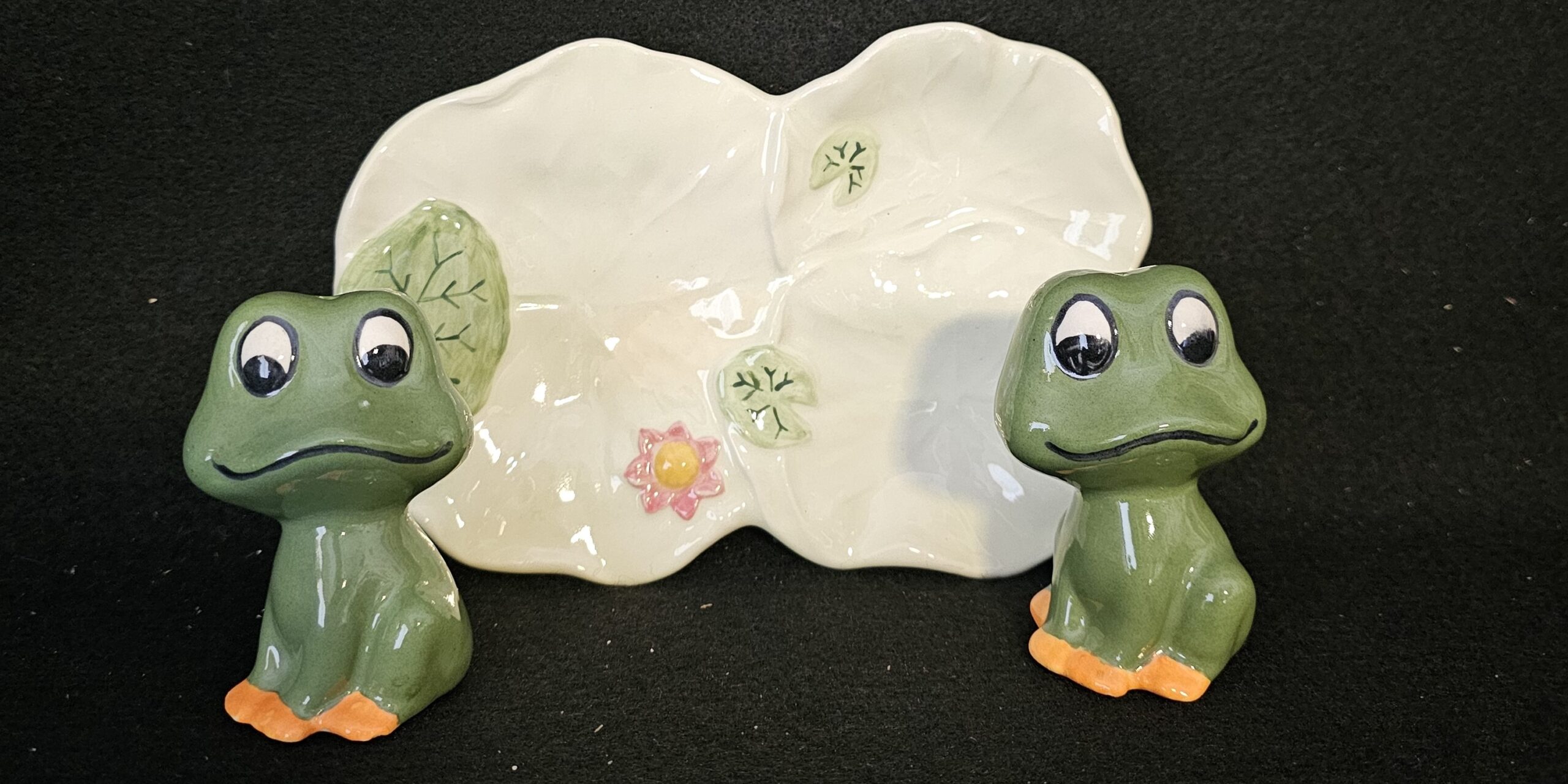 salt and pepper - frogs and lilly pad