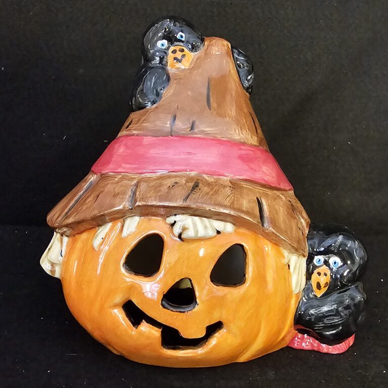 Jack-o-lantern with crows on hat